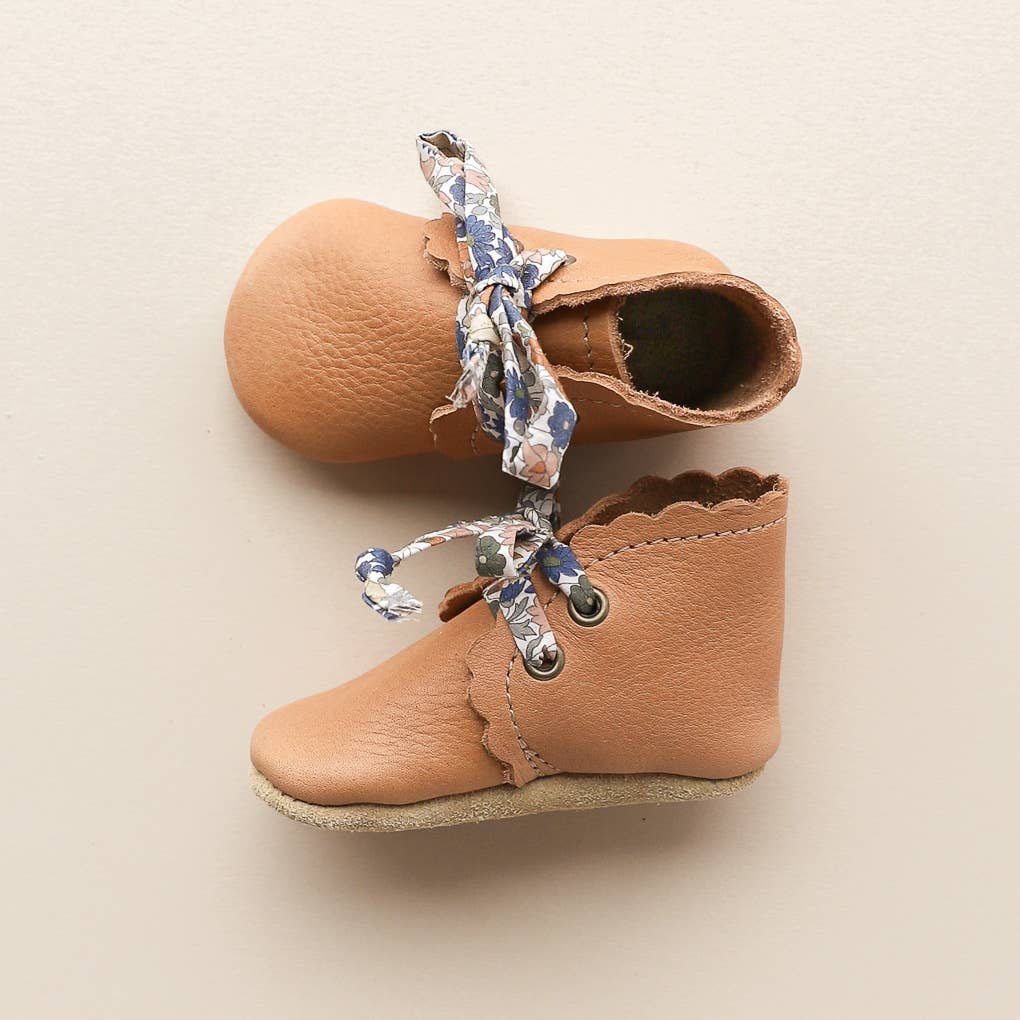 Baby Girl Scalloped Leather boots in Caramel - Image 2