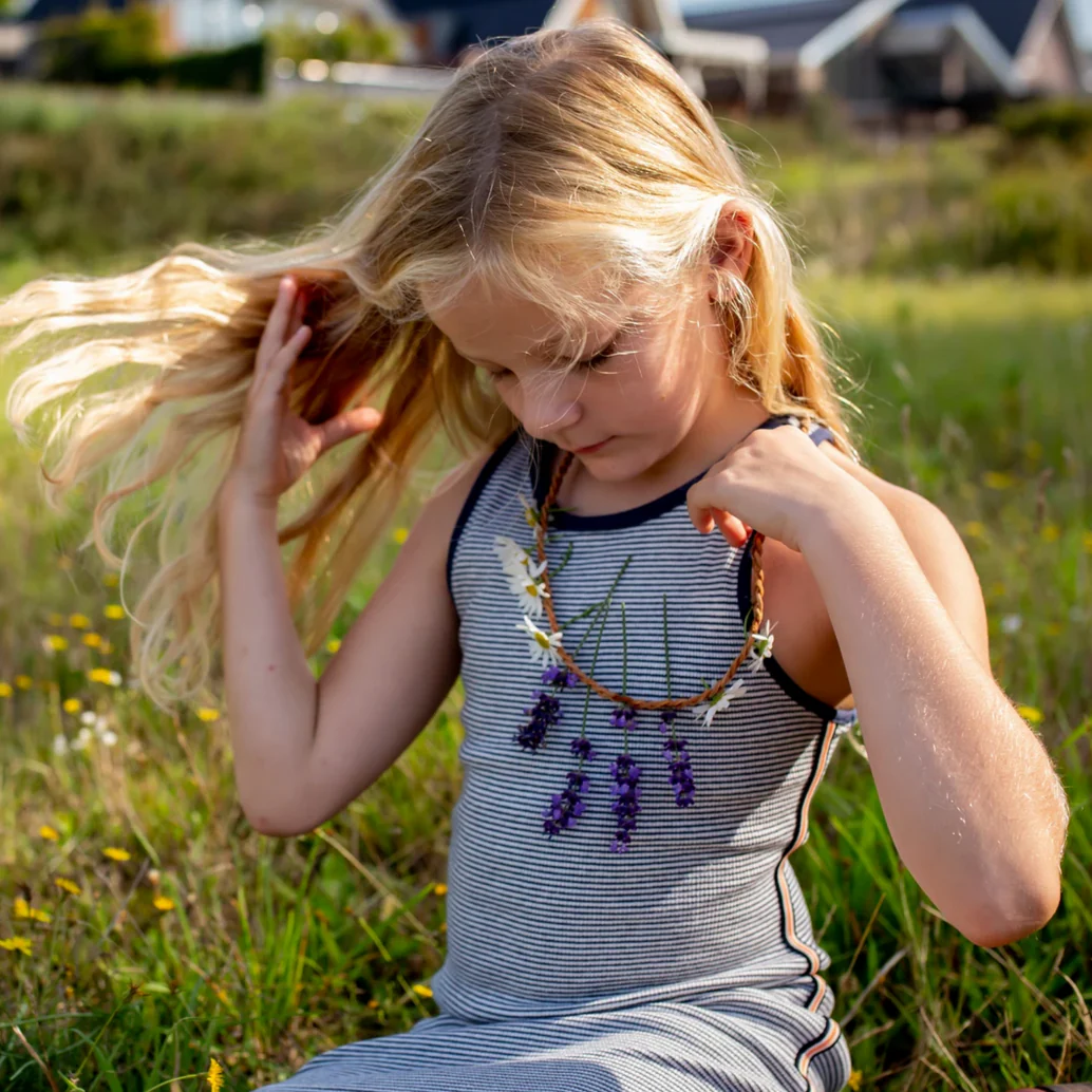 Huckleberry Make Your Own Fresh Flower Necklace - Image 2