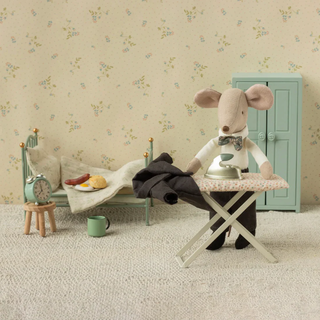 Iron and Ironing Board for mouse - Image 2