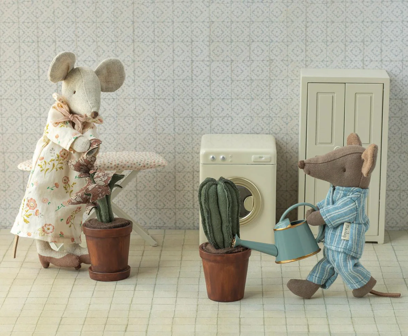 Iron and Ironing Board for mouse - Image 3