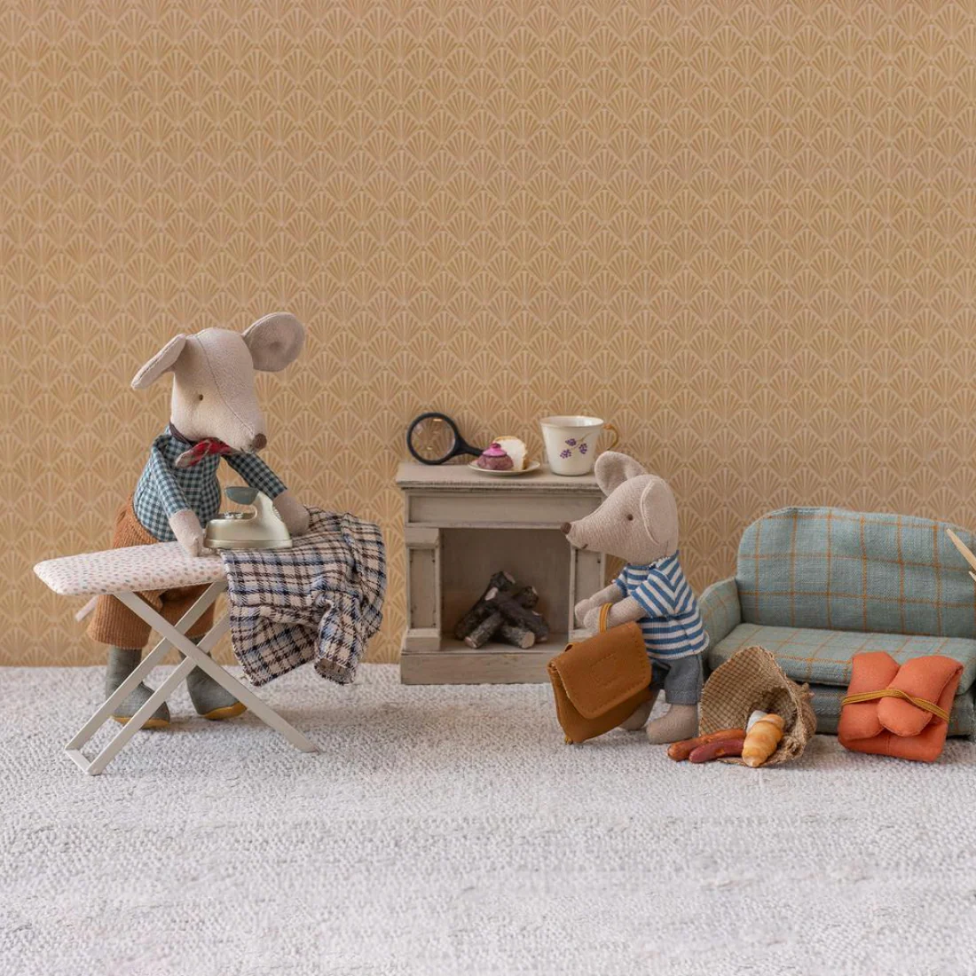 Iron and Ironing Board for mouse - Image 4