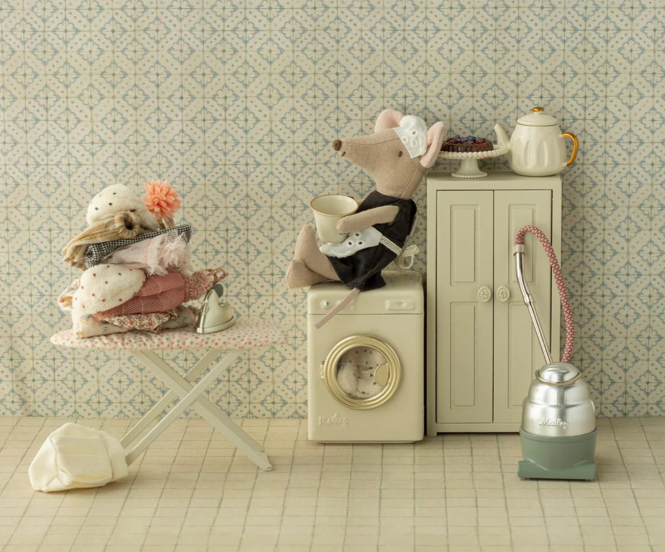 Iron and Ironing Board for mouse - Image 5