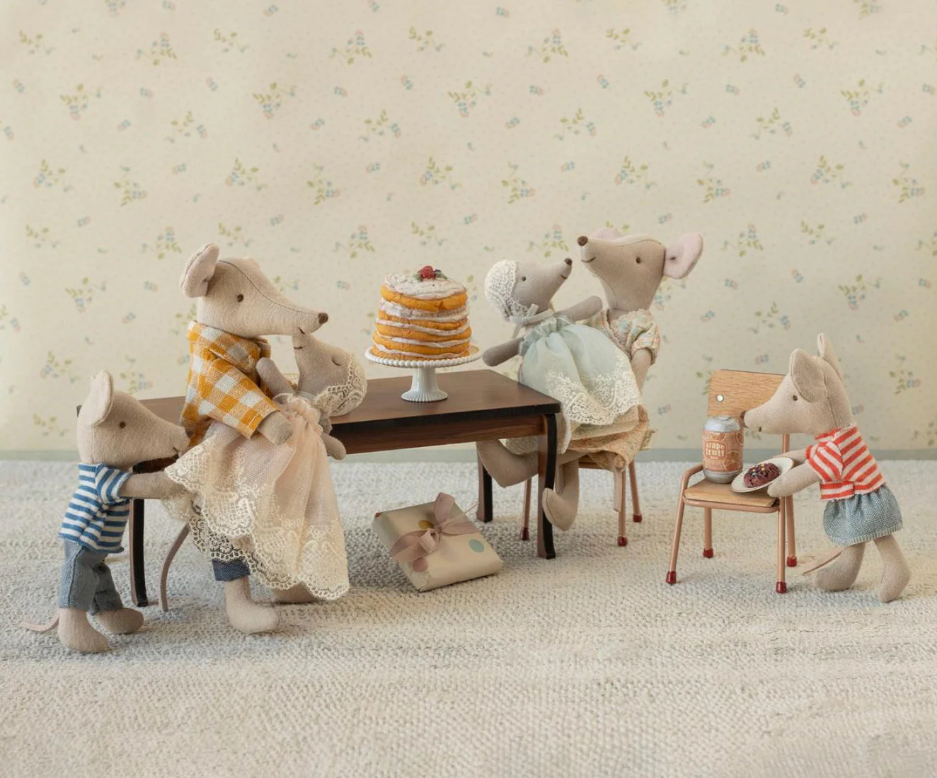 Long dining table for Mouse - Image 3