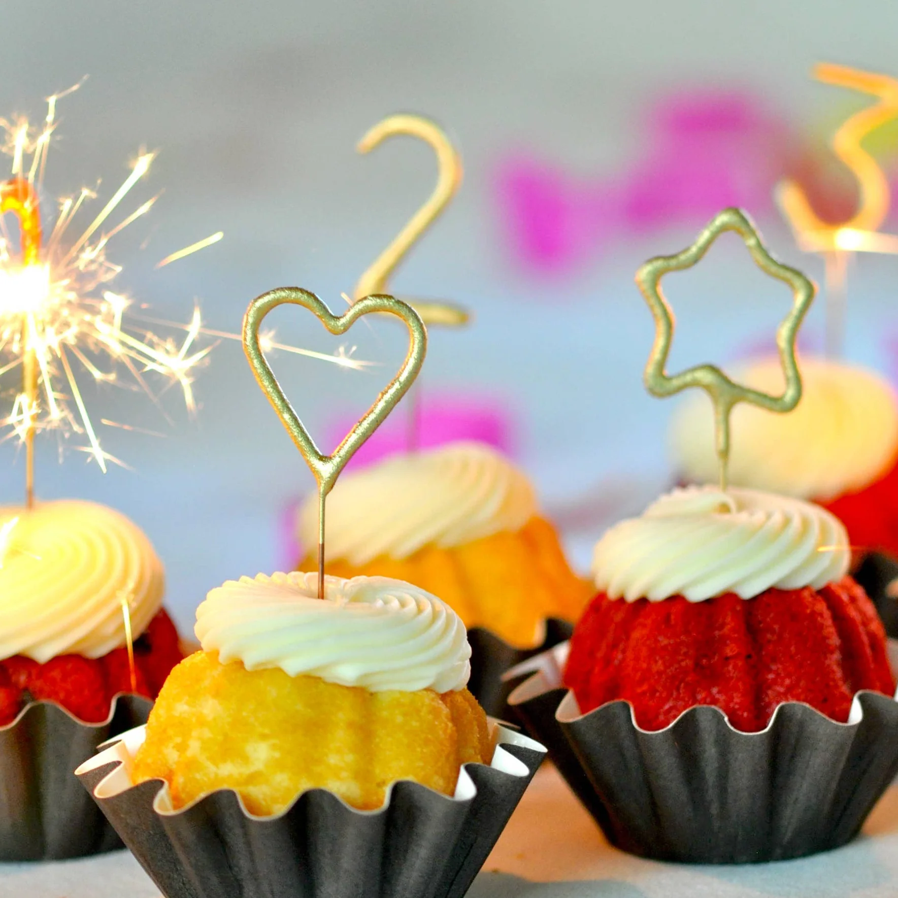 Mini 4" Gold Heart Sparkler - Image 2