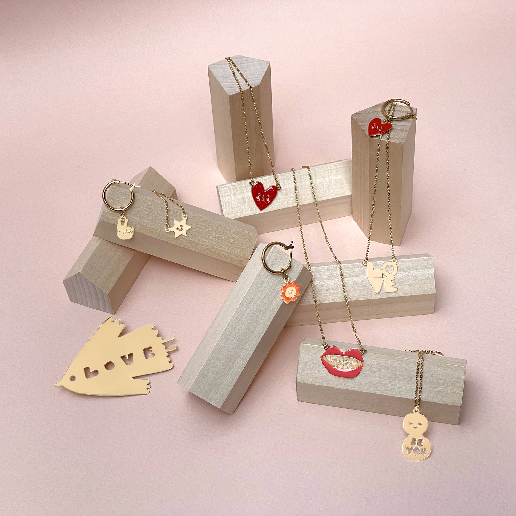 SPREAD LOVE lips necklace x Suzy Ultman - Image 3