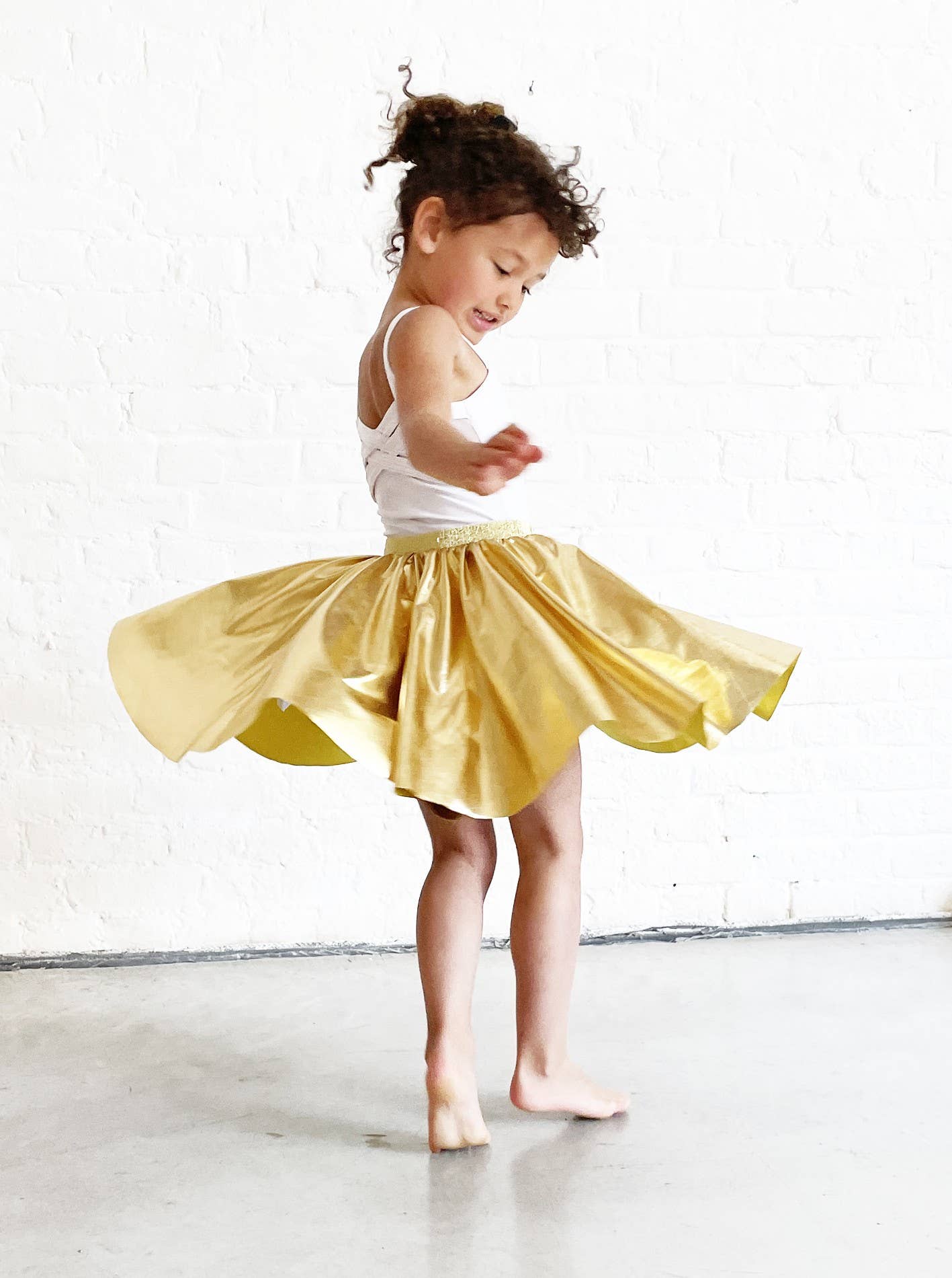 The metallic gold elastic skirt that turns you - Image 2