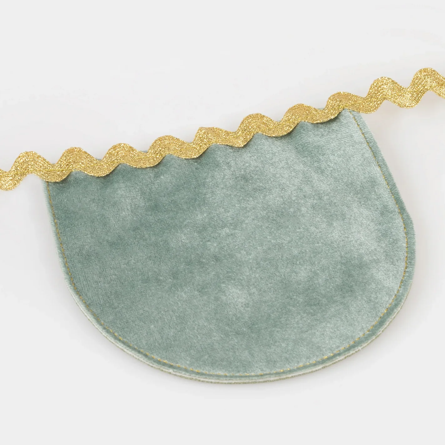Velvet Scallop Garland - Image 4